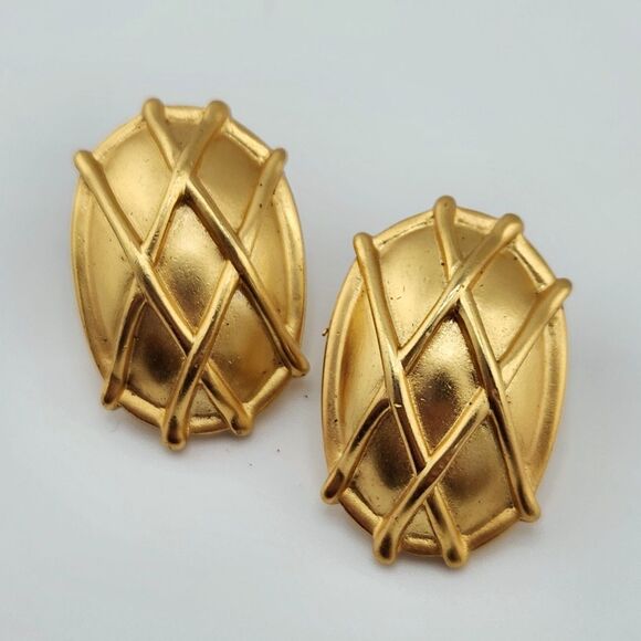 Vintage 80s 90s Matte Gold Earrings 1.25" Dome Cross Hatch Timeless Quiet Luxury - Picture 1 of 5